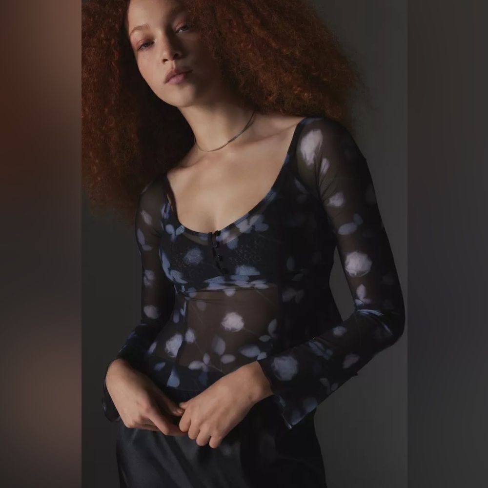 UO Daphne Cold-Shoulder Top